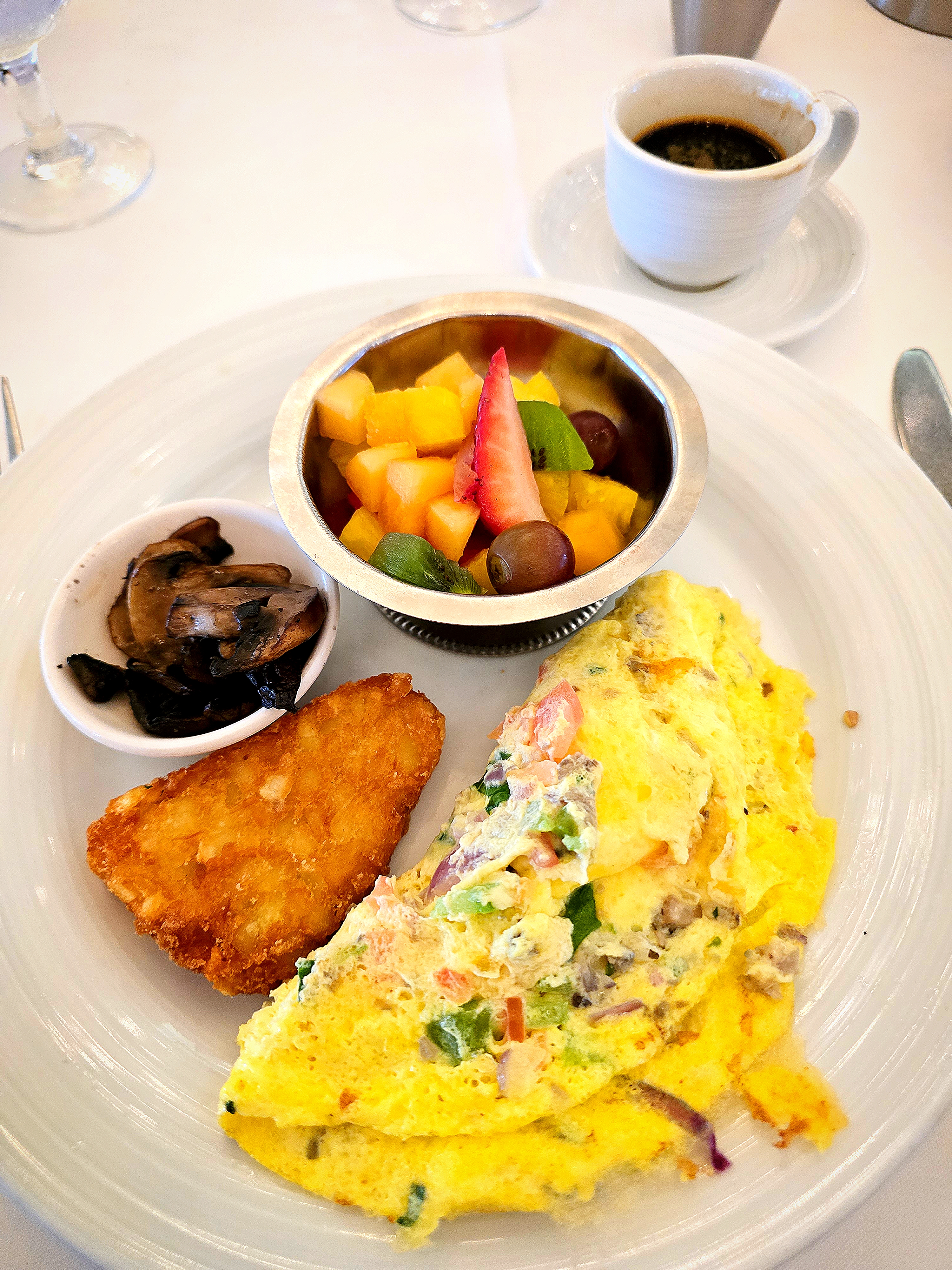 veggie omelet, sauteed mushrooms, fruit cup and has browns